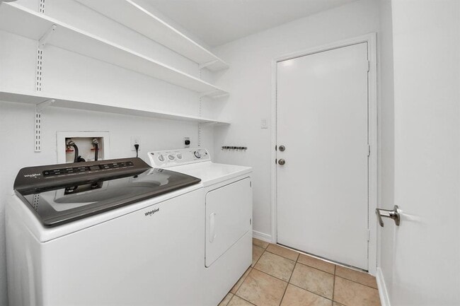 Building Photo - 12407 Meadow Ridge Dr