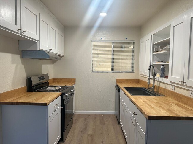 Building Photo - 4 Bedroom 2 Bath