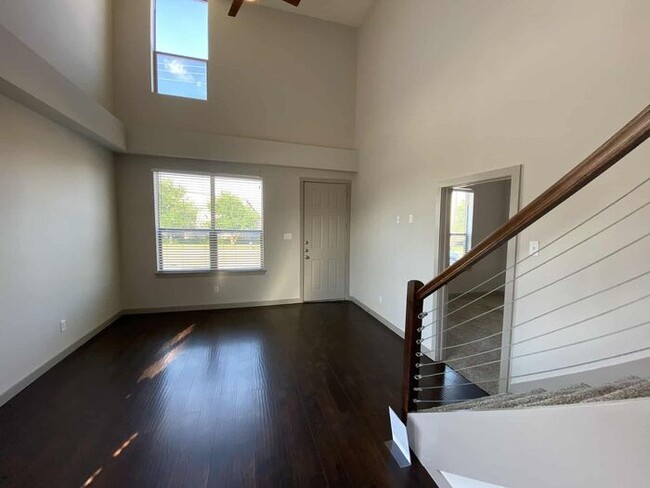 Building Photo - Modern Townhome for rent in Hurst!