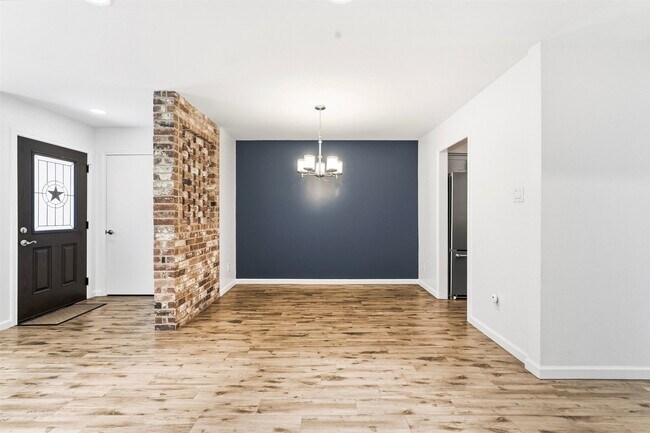 Building Photo - 450 N Post Oak Ln