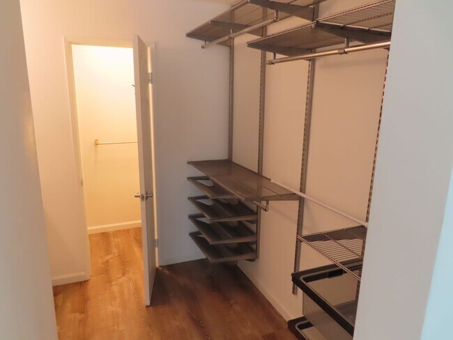 Building Photo - Perfectly located 2 bed, 2 bath condo in San Diego's Bay Ho area