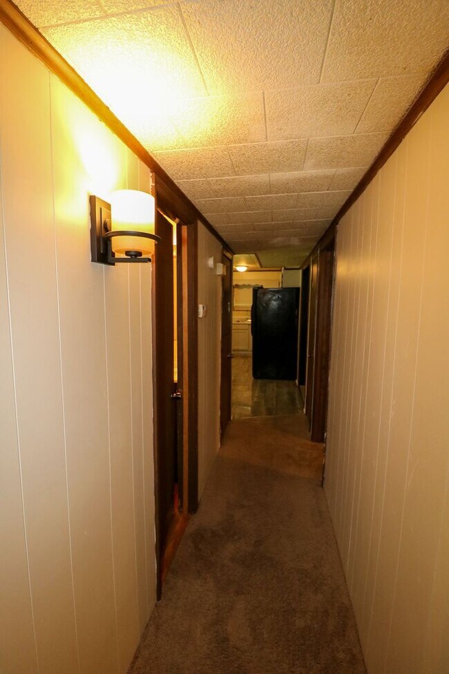 Building Photo - Cute Home Close to Town