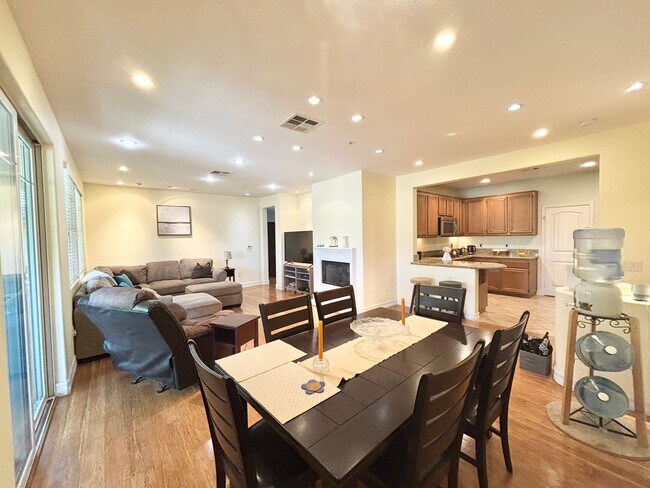 Building Photo - Oxnard | 2 Story 2+2 Condo | Seabridge Com...