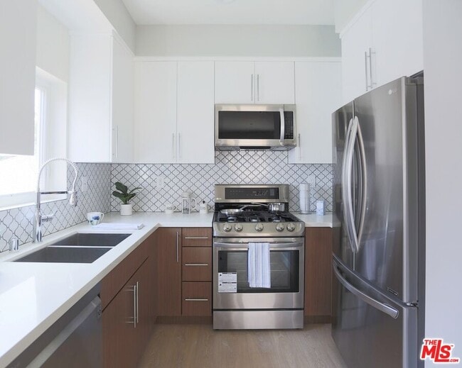 Building Photo - 1242 Beachwood Dr