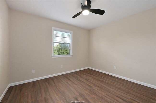 Building Photo - 403 Manuel Dr