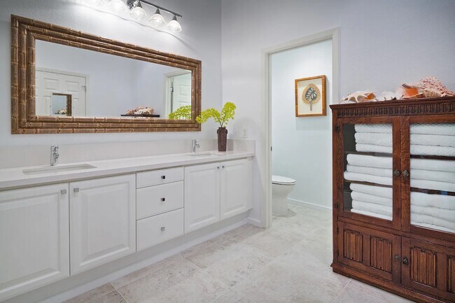 Building Photo - 1102-1102 Olani St