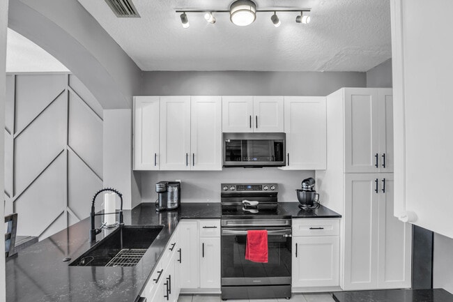 Building Photo - 4947 Grinnell St