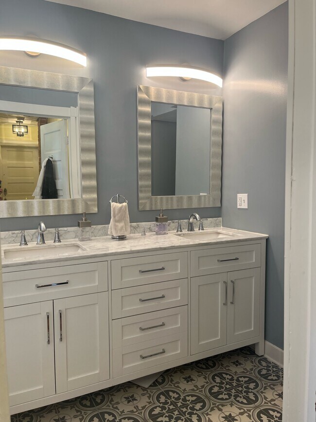 Full Bath - 952 Tecumseh St