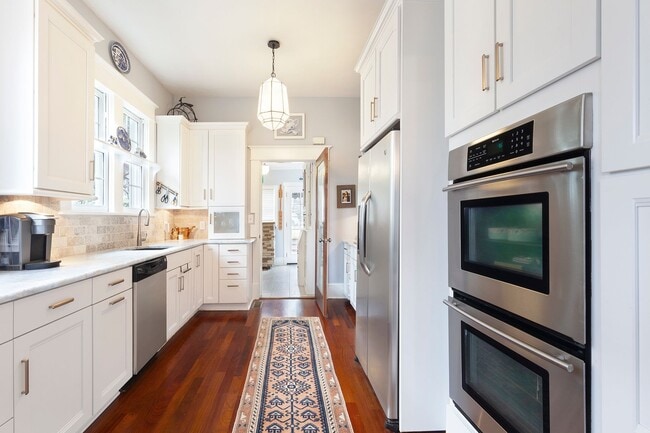 Building Photo - Timeless 3/2 in the Heart of Midtown by Piedmont Park!