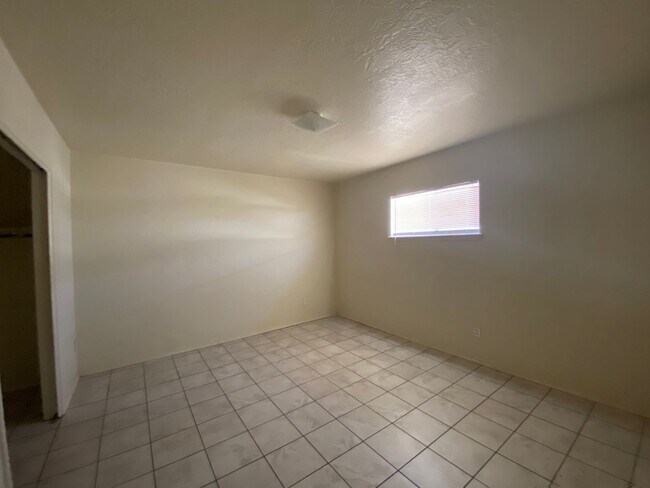 Building Photo - Nice two bedroom close to NMSU!