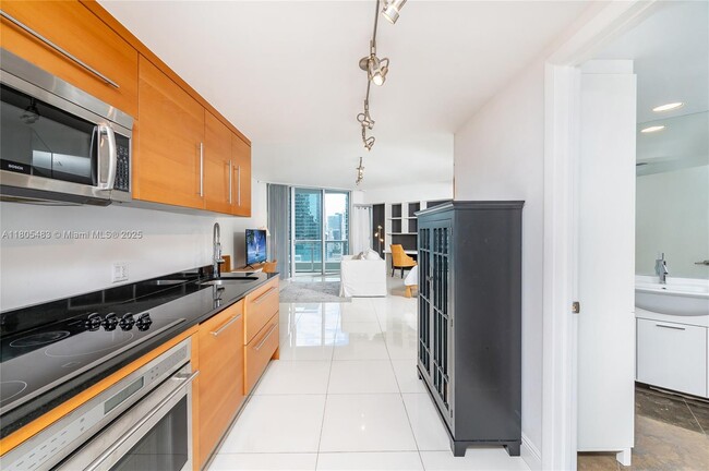 Building Photo - 475 Brickell Ave