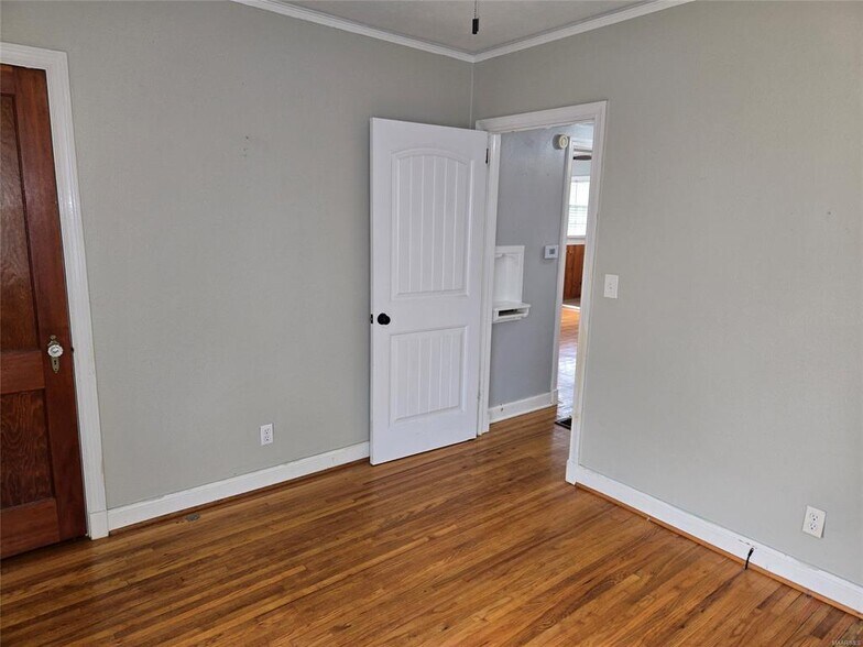 Building Photo - 110 Oak Forest Dr