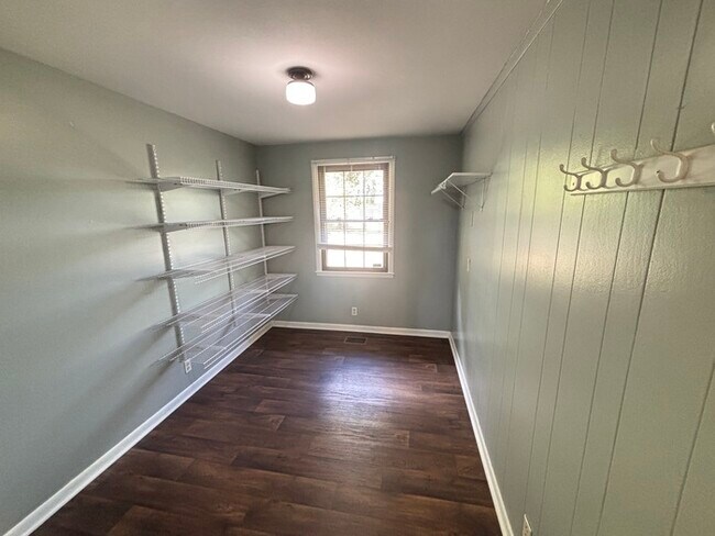 Building Photo - Close to Glenbrook area in Hendersonville!