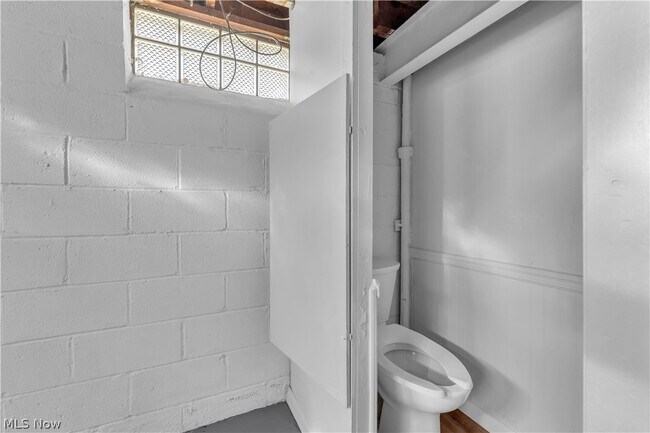 Building Photo - 5535 Oakwood Ave