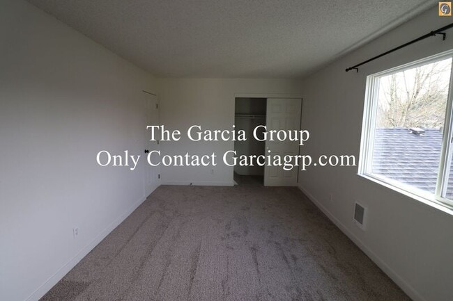 Building Photo - 1488 NE Paropa Ct