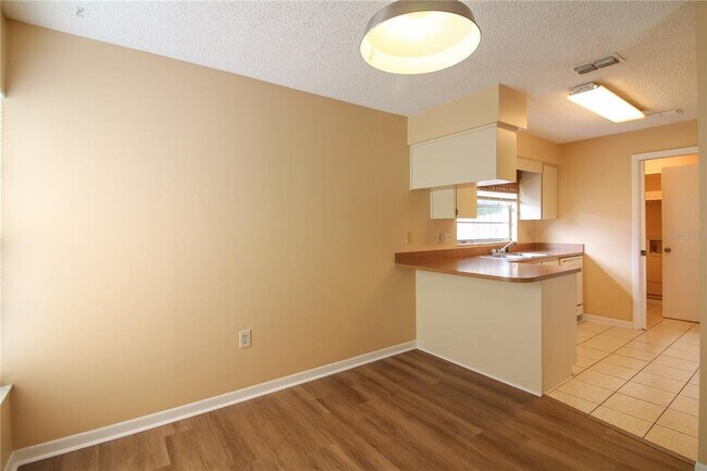 Building Photo - 754 Zella Ln