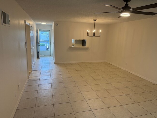 Building Photo - Beautiful Beachside Condo in the Heart of Ormond Beach  $1300
