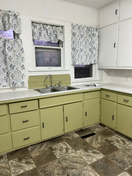 Building Photo - 945 21st St