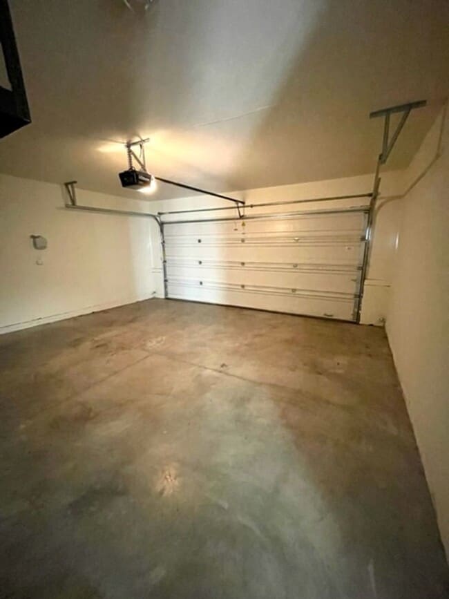 Building Photo - Single level home in NE Bend, close to sho...