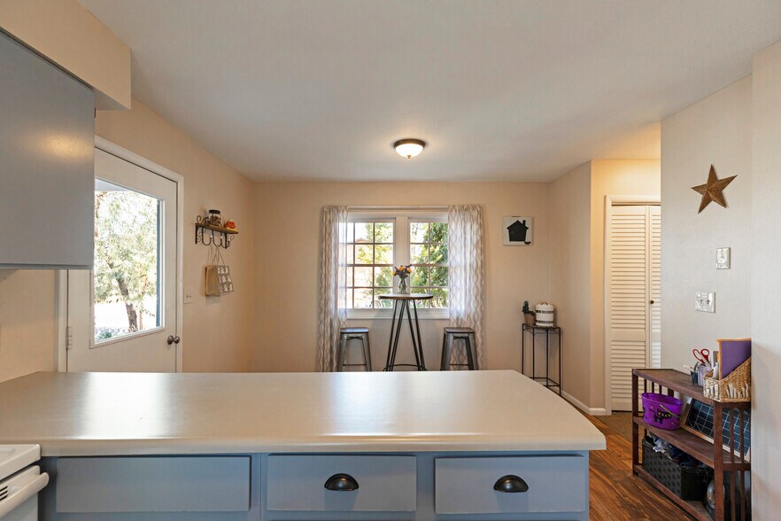 Building Photo - 1847 W Sussex Ave