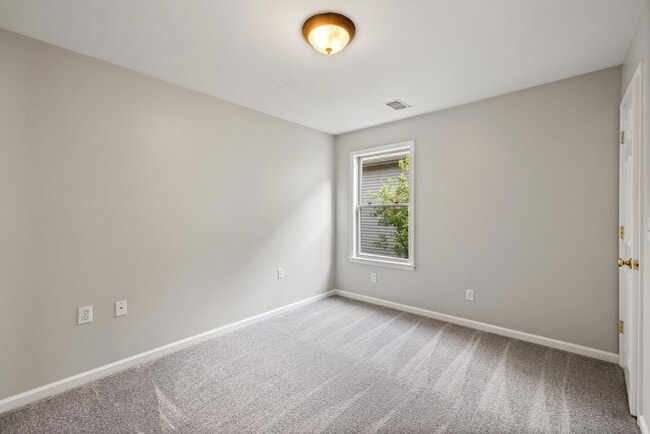 Building Photo - 377 Church St