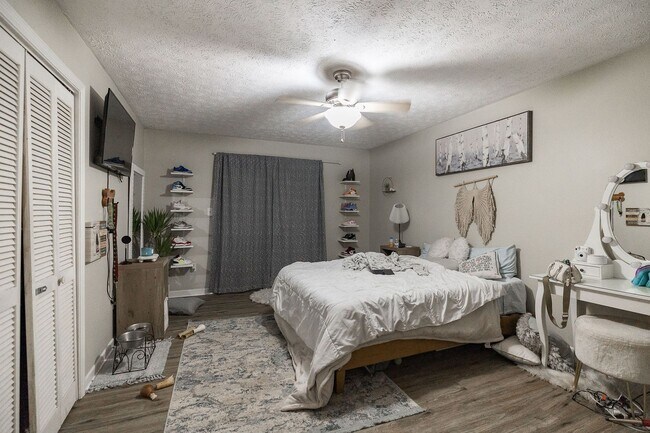 Building Photo - Awesome 5-Points corner Condo!