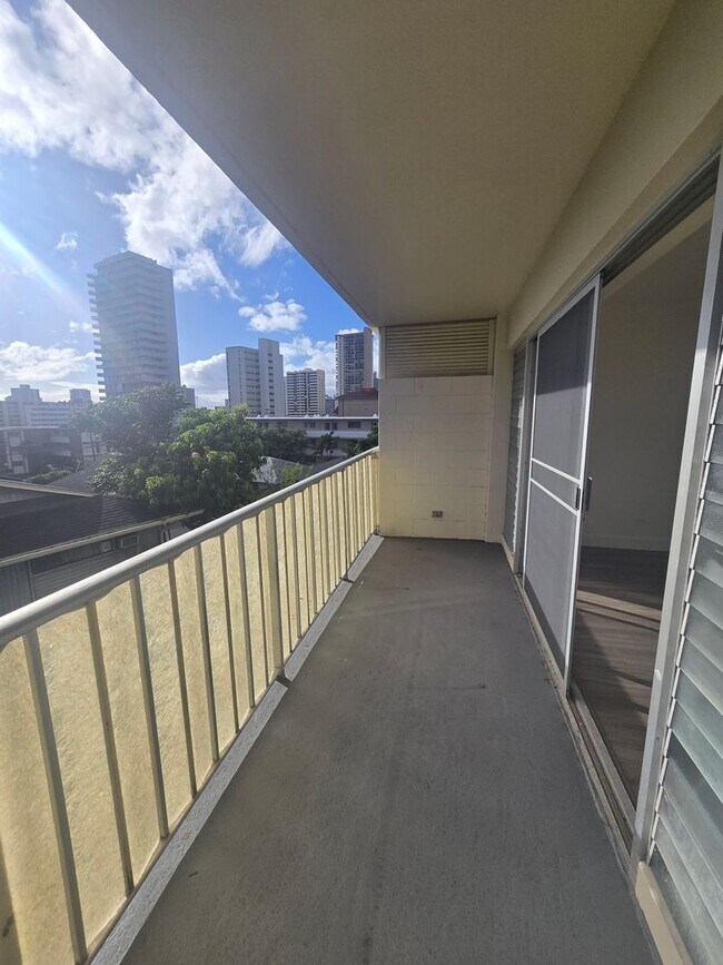 Building Photo - Conveniently located and secured 1-bedroom, 1-bathroom