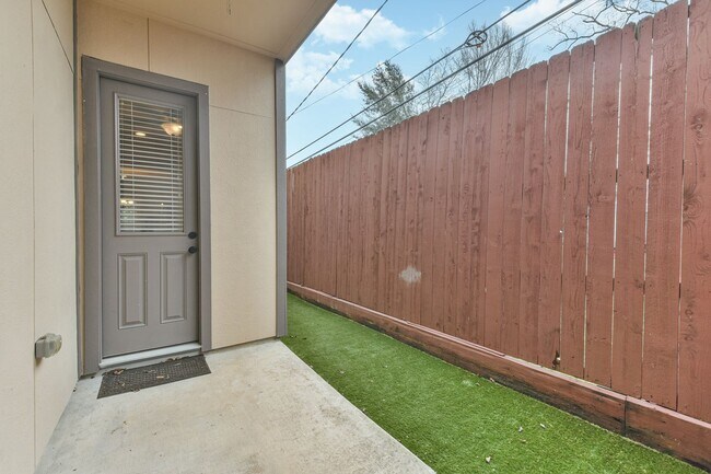 Building Photo - For Lease | 3 Bed, 2 Bath | 2,442 Sq Ft | ...