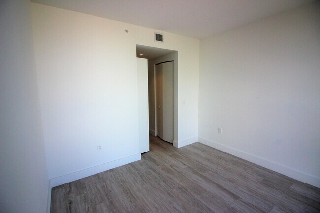 Building Photo - 121 NE 34th St