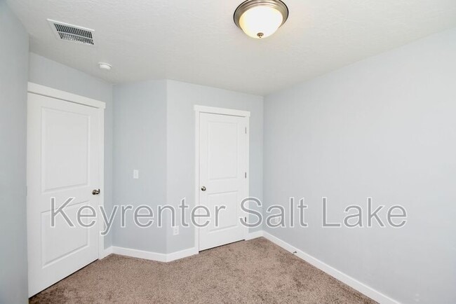 Building Photo - 555 N Willow Springs Ave