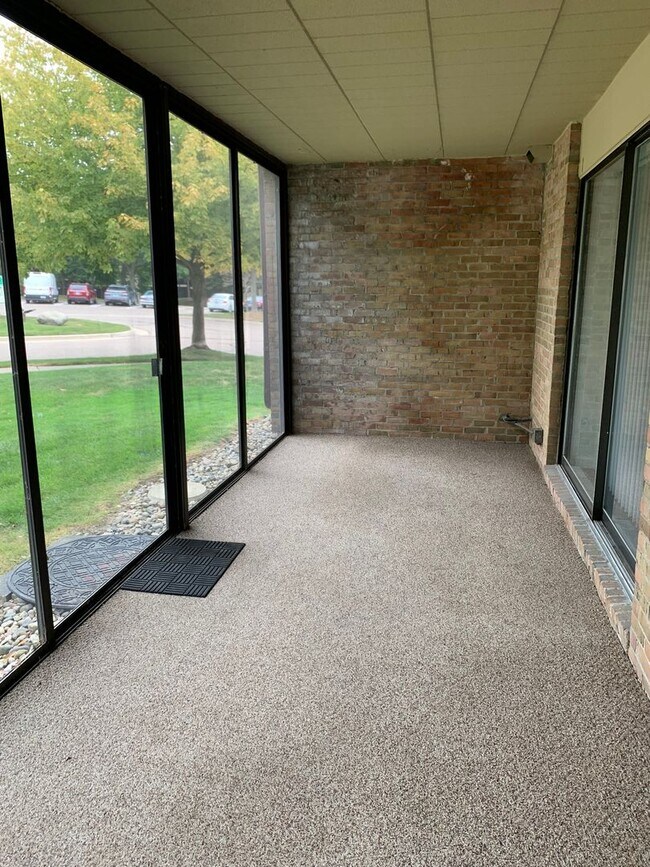 Building Photo - BEAUTIFUL 2 BED CONDO IN HEART OF LIVONIA