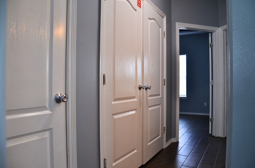 Building Photo - 3012 Basil Dr