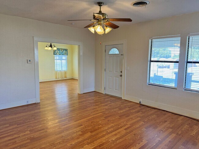 Building Photo - Adorable 3 Bed, 1 Bath Craftsman Home