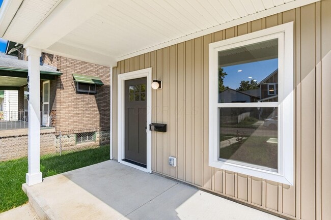 Building Photo - 858 E Starr Ave