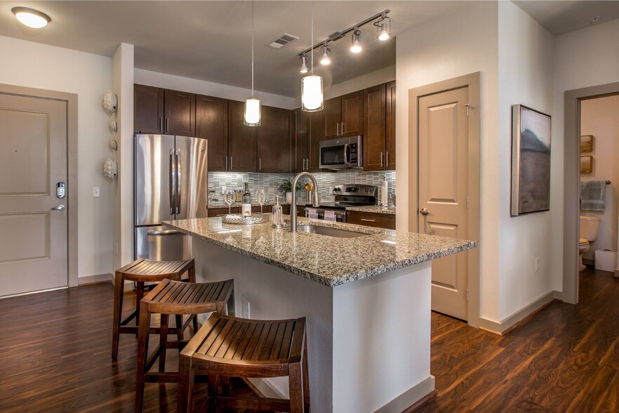 Modern Kitchen with Stainless Steel Appliances - 35 Folly