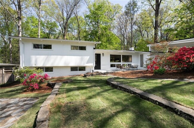 Building Photo - 1690 Cotswold Dr NE