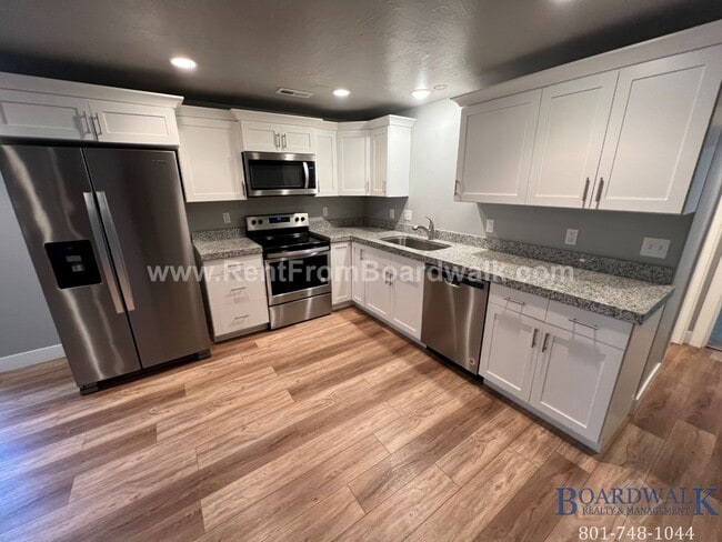 Building Photo - Stylish Vineyard Basement Apartment!