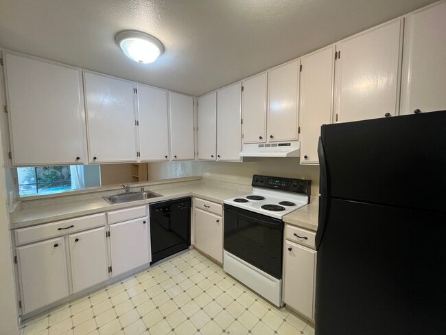 Building Photo - Spacious 2 bed 2 bath condo available in t...