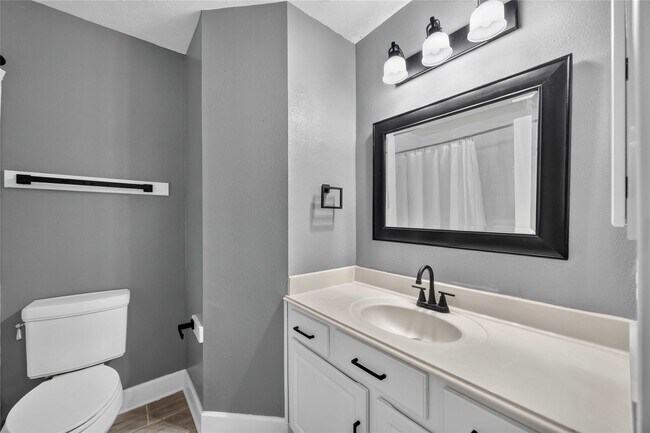 Building Photo - 3519 Crescent Dr