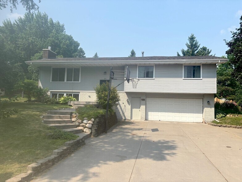 Primary Photo - 524 10th Ave SW