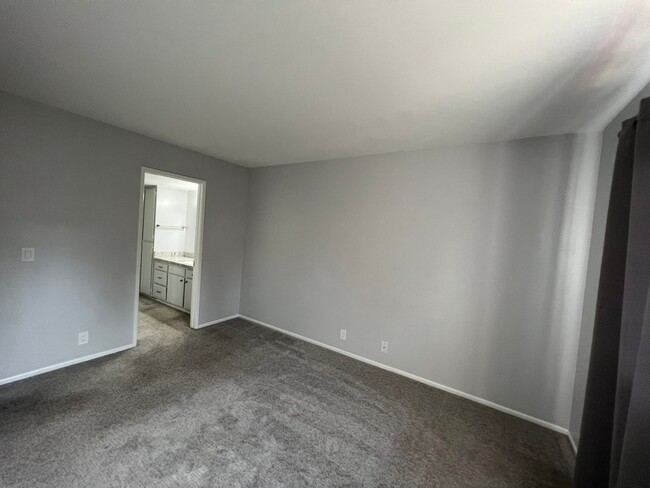 Building Photo - Cute Condo in Central Camarillo