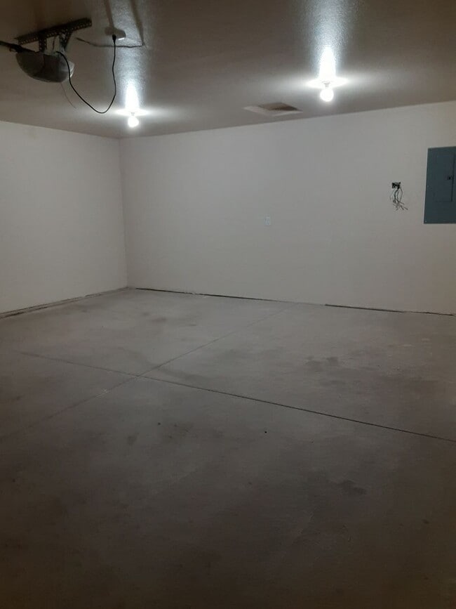 Building Photo - 3 Bedroom, 2 Bath Home with Attached 2-Car...