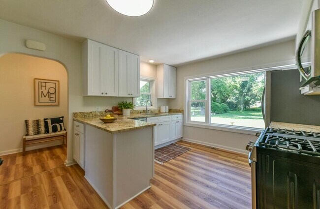 Building Photo - 402 E Calumet Rd