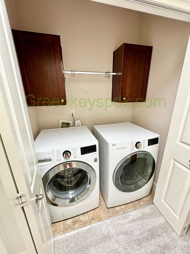 Building Photo - Secure and Beautiful 3-Bedroom 2.5-Bathroo...