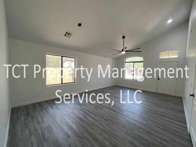 Building Photo - Large 6 Bedroom with Grass Backyard!