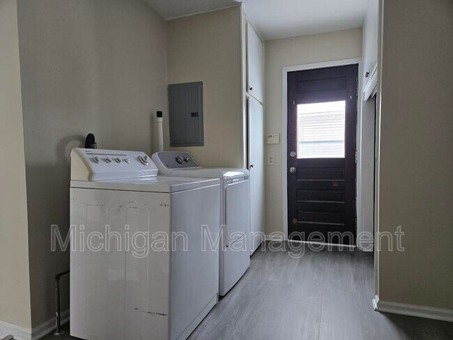 Building Photo - 6927 Janet St