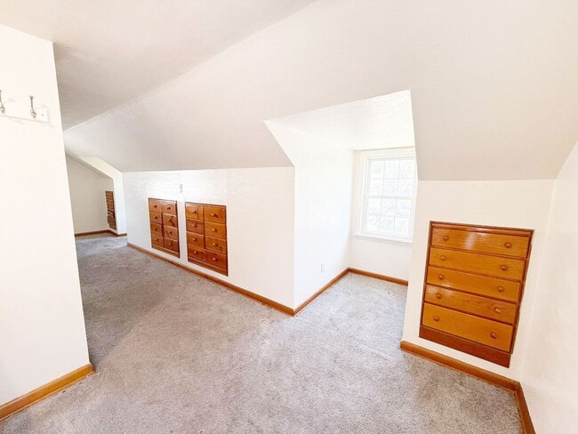 Building Photo - 3 BED 1 BATH BEAUTIFUL SINGLE FAMILY HOME ...