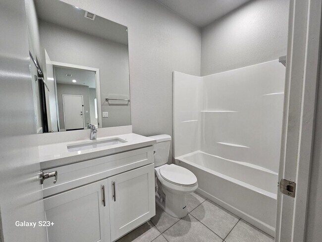 Building Photo - CHARMING NEWER CONTEMPORARY 3 BED/2 BATH A...