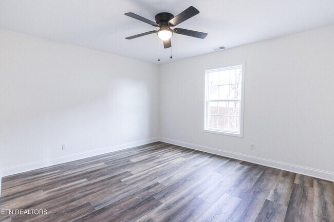 Building Photo - Maryville 37801 - 4 bedroom, 2 bath home - Contact Adam Sharp (865) 254-0980