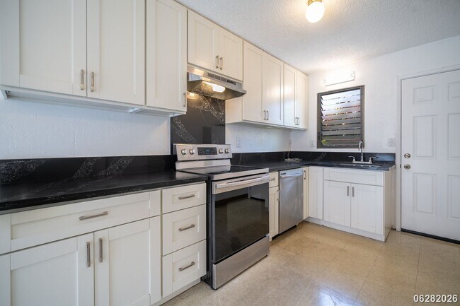 Building Photo - Rarely Available 3-bed/2.5-bath/2-parking Townhouse in Aiea